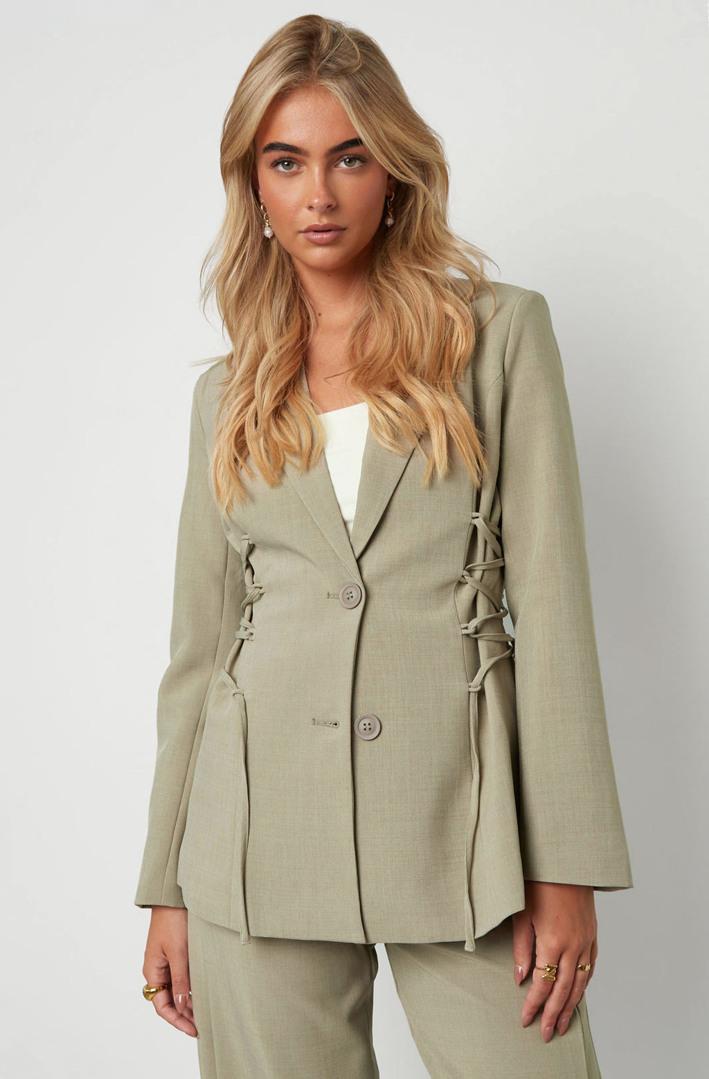 Getailleerde blazer met vetersluiting