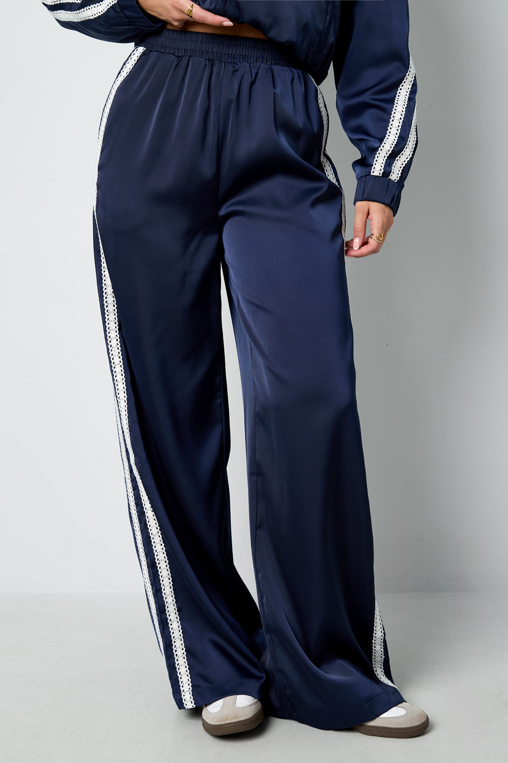 Sportieve broek met satijnen look