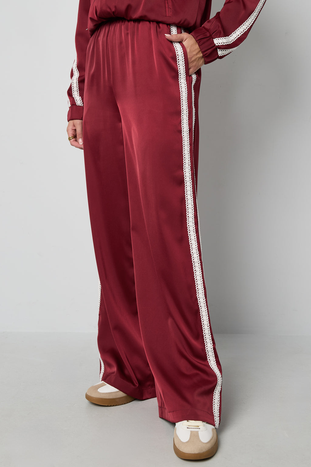 Sportieve broek met satijnen look