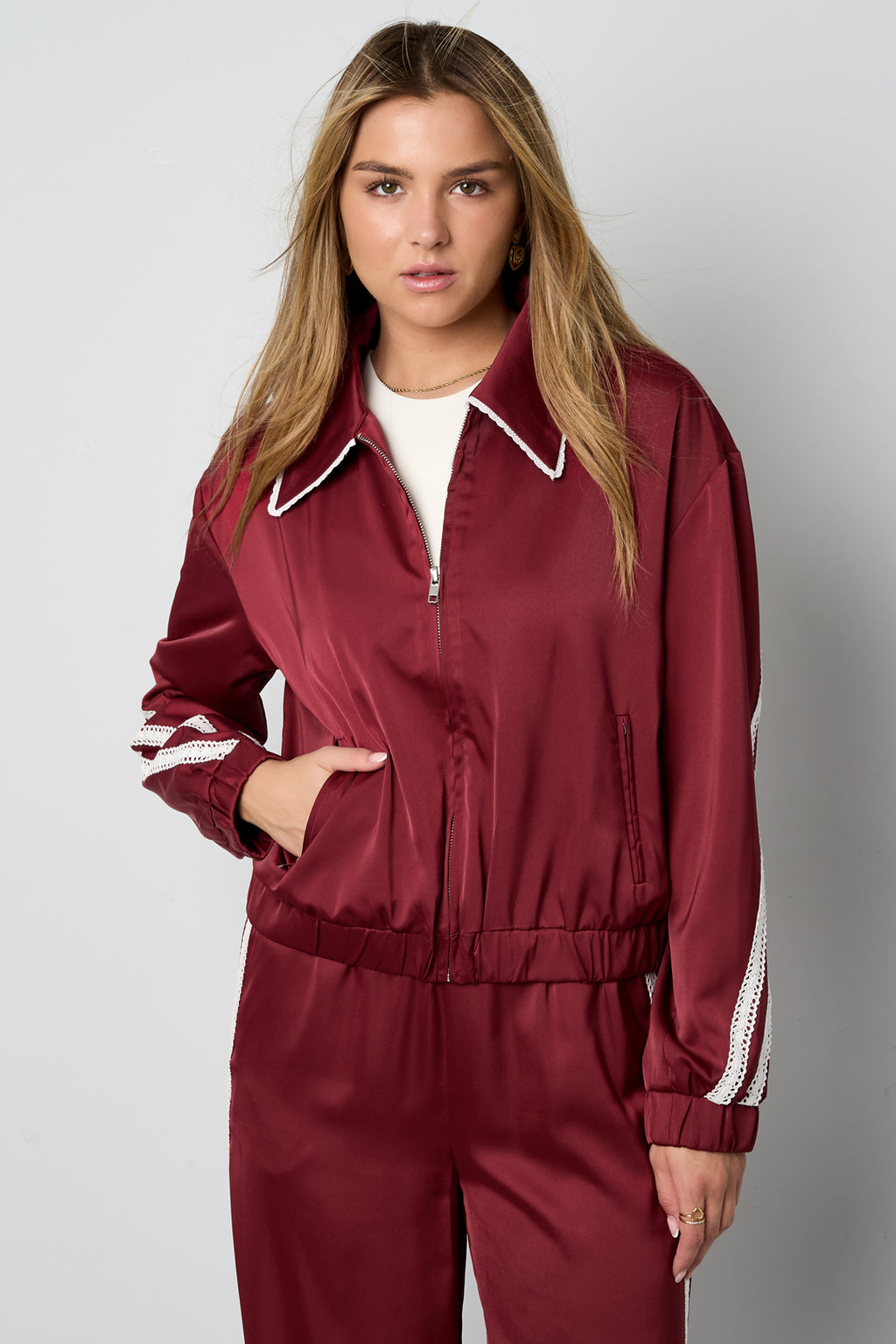 Sportief jasje met satijnen look