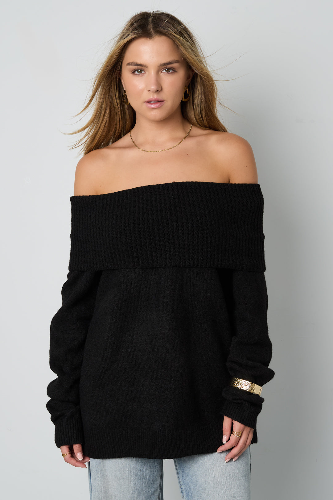 Off the shoulder basic trui