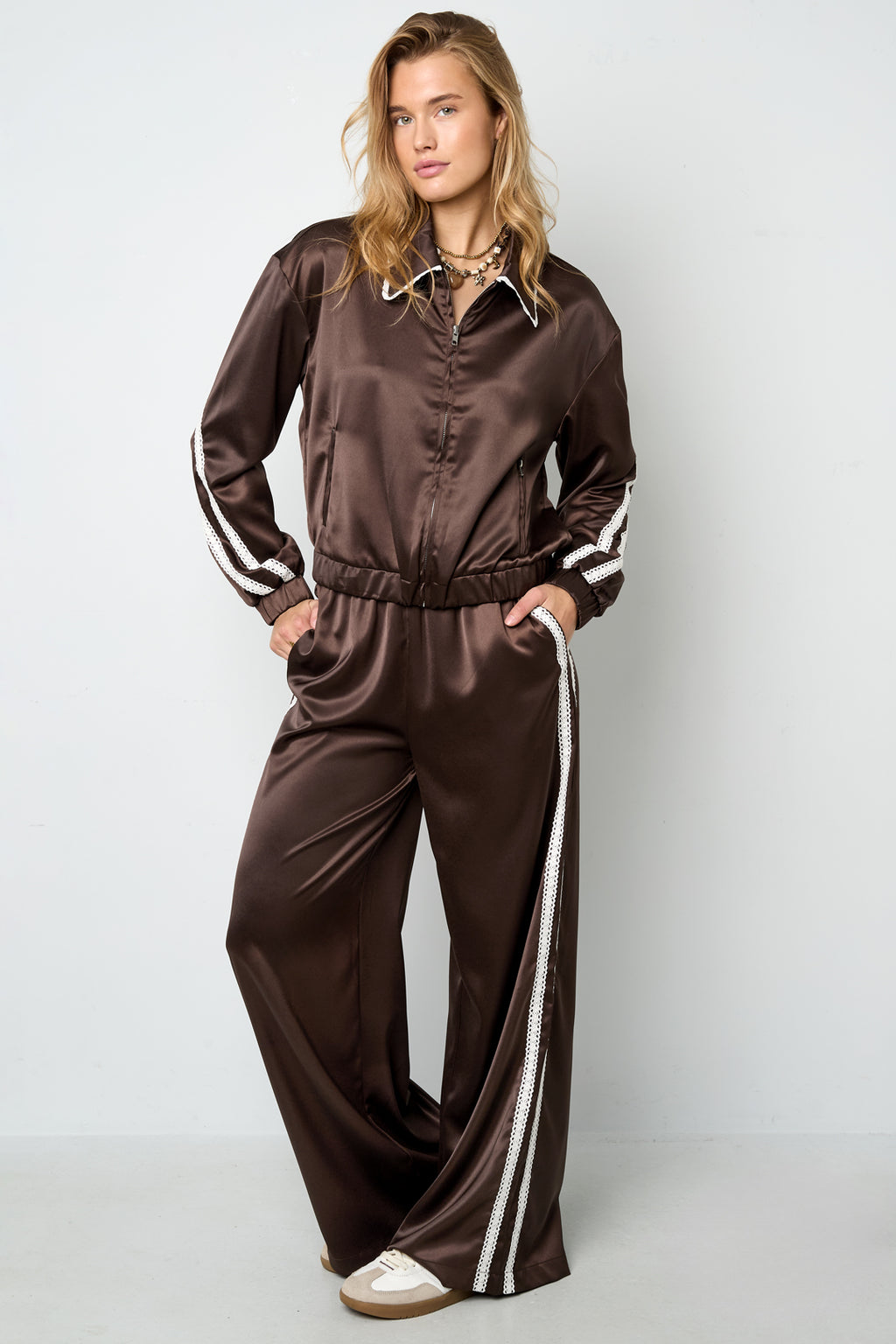Sportieve broek met satijnen look