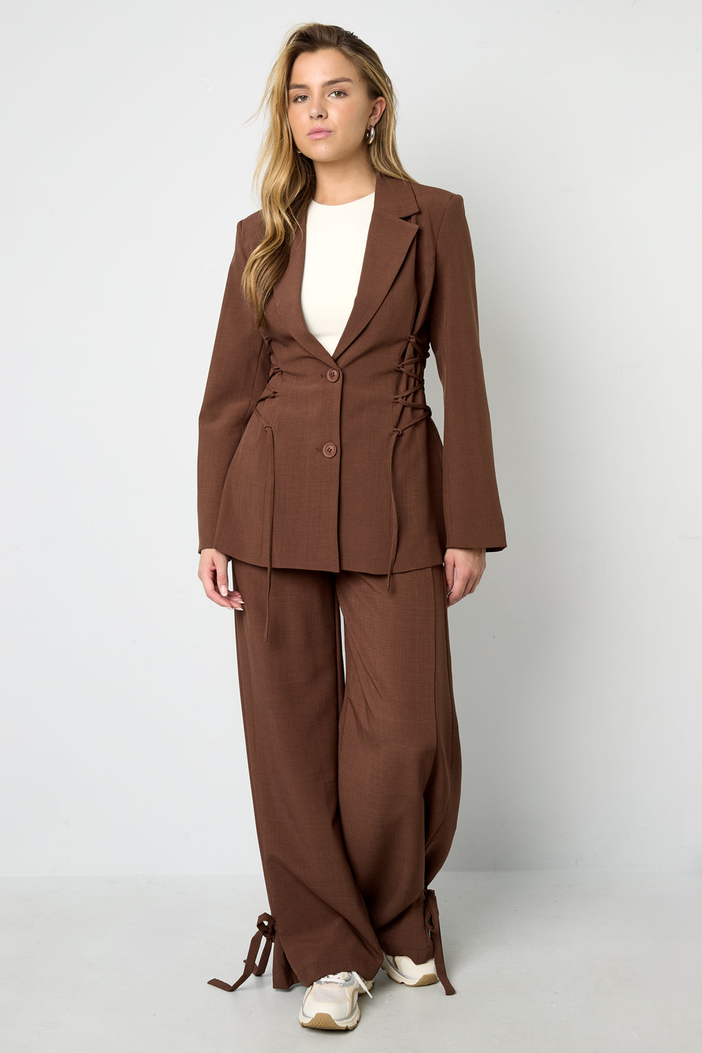 Getailleerde blazer met vetersluiting
