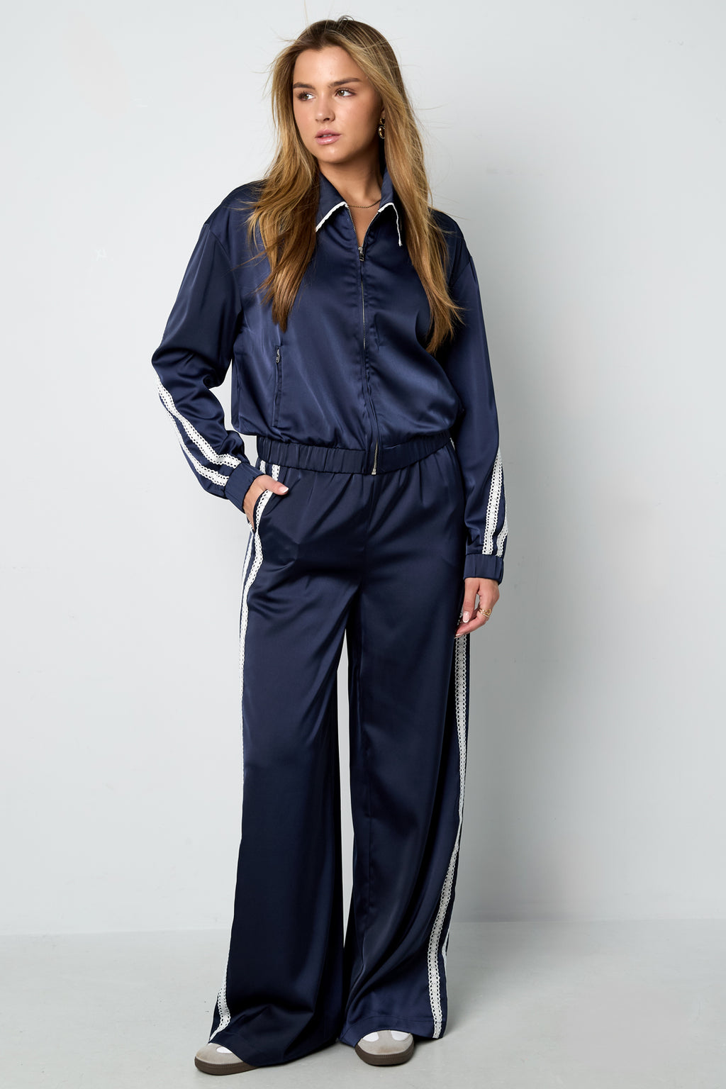 Sportieve broek met satijnen look