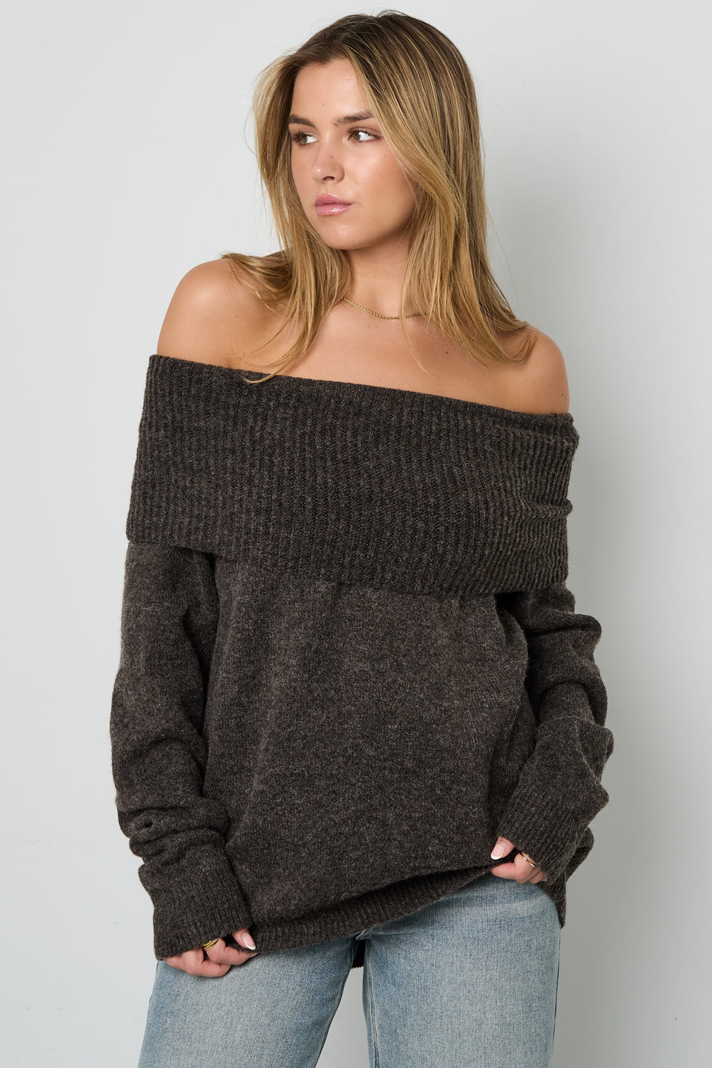 Off the shoulder basic trui
