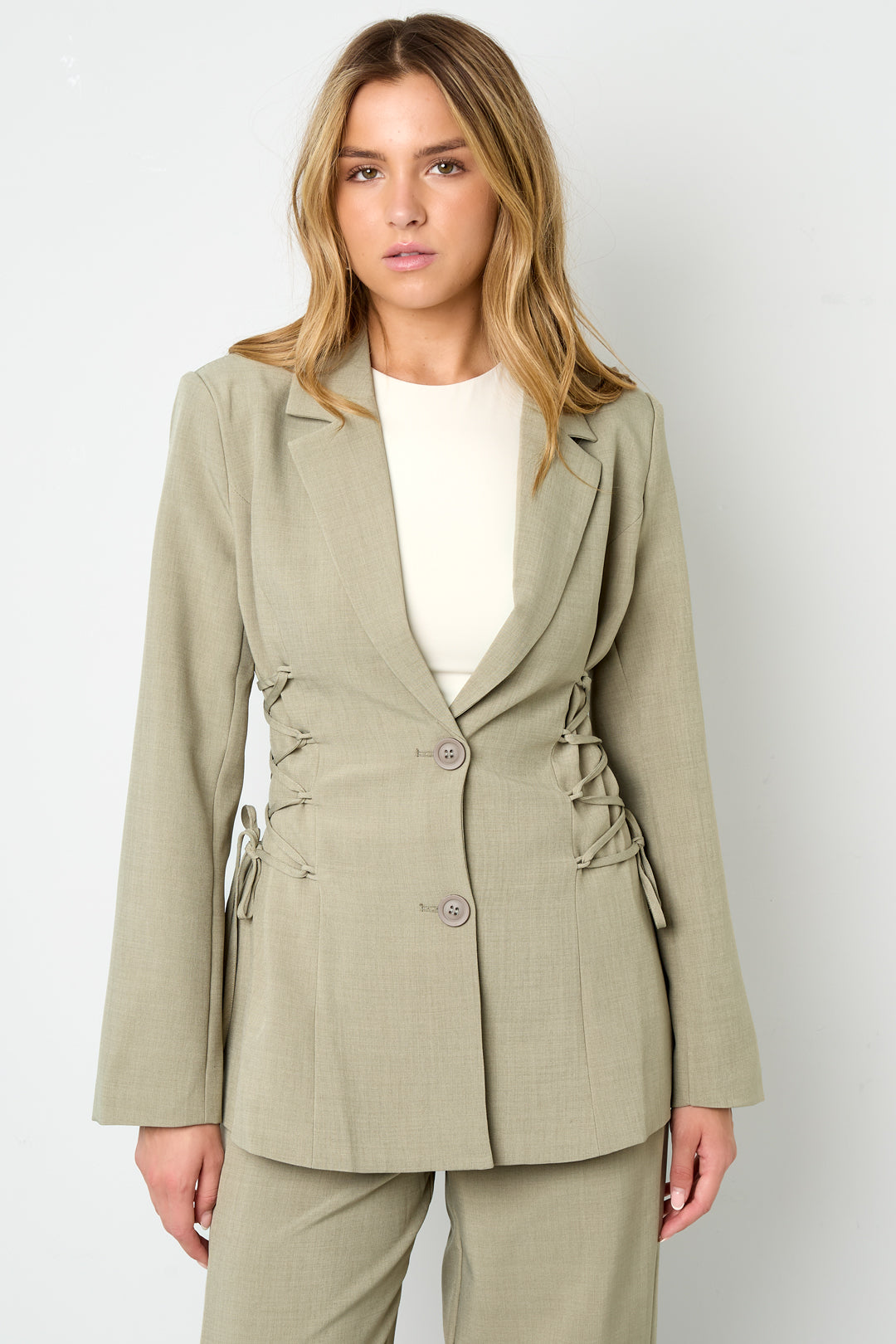 Getailleerde blazer met vetersluiting